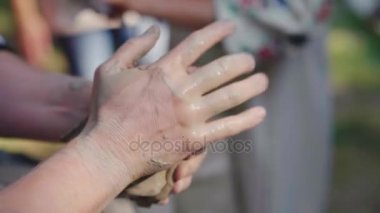 Master Potter yemekleri modelleme için kil parçası asılı. Açık hava adil, yakın çekim