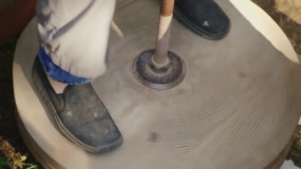 De pottenbakkers voeten draai het wieltje van de pottenbakkers — Stockvideo