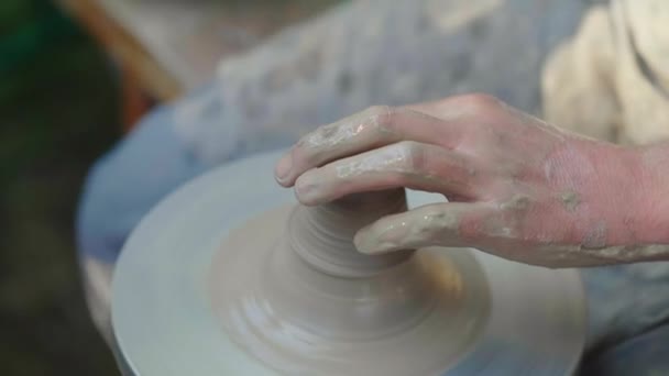 Руки мастера гончара делают горшок из глины. Традиционные ремесла — стоковое видео