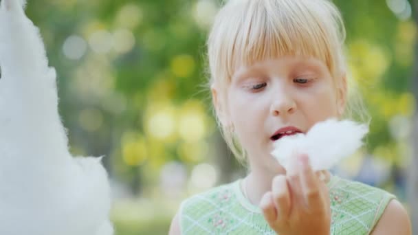 Szőke lány 6 éves eszik édes pamut — Stock videók
