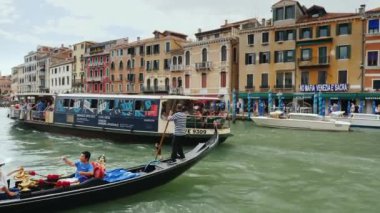 Venedik, İtalya, Haziran 2017: Gemileri, feribotlar ve ünlü Grand Canal Venedik'te gondol canlı trafik