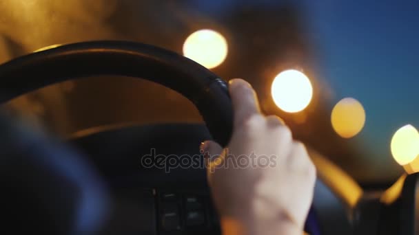 외로운 밤에. 드라이버는 밤에 도시의 주위에 운전, 등불의 빛에 의해 전달 — 비디오