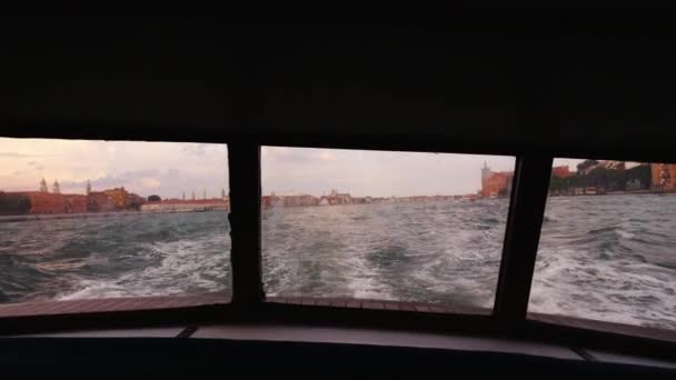 Pohled na ustupující pobřeží Benátky od zádi lodi — Stock video