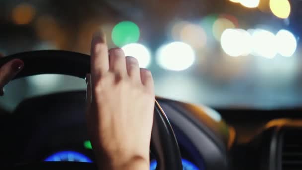 Een dames hand trommelde zenuwachtig op het stuur van de auto. Staan in het verkeer, onzeker stuurprogramma — Stockvideo