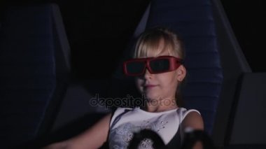 Hareketli koltuklar ile 3 boyutlu sinema içinde belgili tanımlık görüş. Kız bir film izlerken