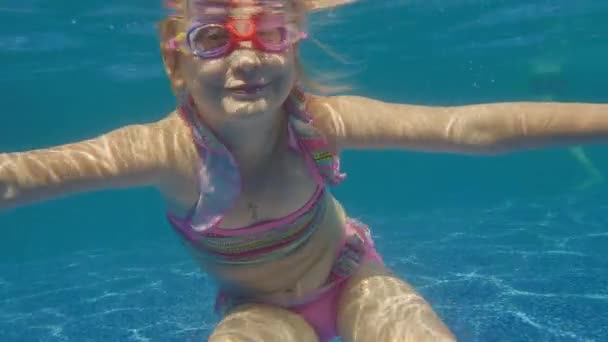 Flicka dyk 6 år roligt i poolen. Underwater video — Stockvideo