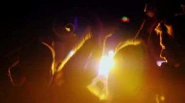 kadın iki genç çocuklu bir rock konserinde eğleniyor. Dans ve aktif alkış