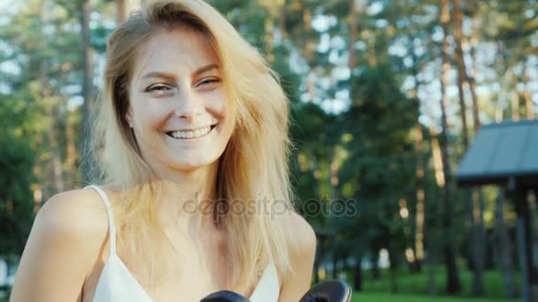 Mujer joven se pone gafas 3D en la cámara, sonriendo. Invitación al mundo de lo virtual — Vídeos de Stock