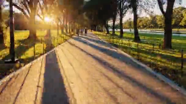 Vídeo de hiperlapso: Una larga avenida para peatones al atardecer. La gente va a correr. Washington, DC. — Vídeo de stock