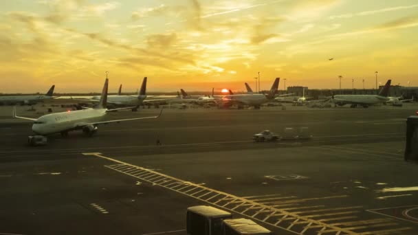 New york, Stany Zjednoczone Ameryki, września 2017: Zachód słońca na międzynarodowym lotnisku Jfk — Wideo stockowe