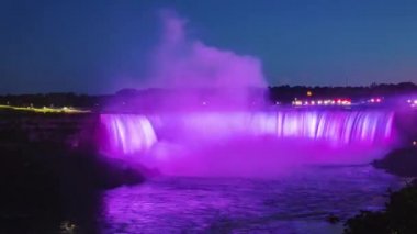 Niagara Falls bir at nalı şeklinde. Işıklar, dünyanın dört bir yanından gelen turistler arasında popüler bir yer tarafından aydınlatılmış