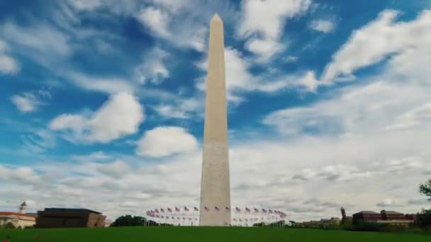 Vídeo de hiperlapso: Monumento a Washington en el centro de Washington, DC. Un día claro y soleado, hermosas nubes en un cielo azul — Vídeo de stock