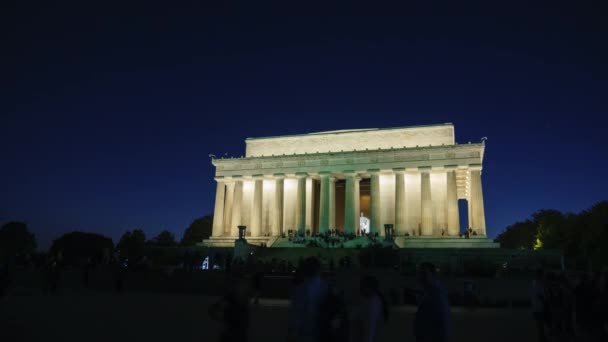 El Lincoln Memorial en Washington, DC. Buenas noches, muchos turistas están caminando. Vídeo Timelapse — Vídeo de stock