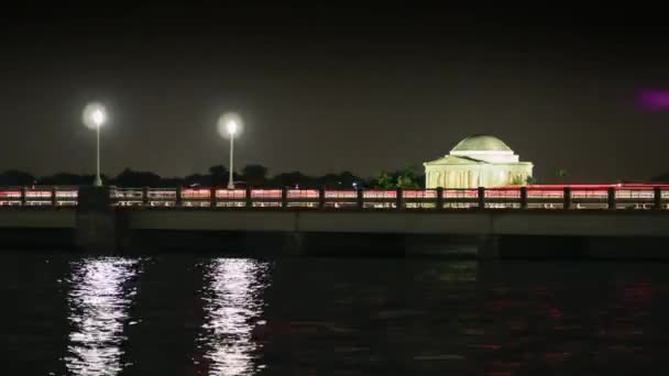 华盛顿纪念杰斐逊, 夜间交通在桥上 — 图库视频影像