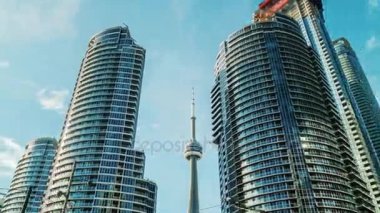 Hyperlapse video: Toronto Downtown üzerinde açık bir günde. Güzel bulutlar hızlı gökdelenler hareket