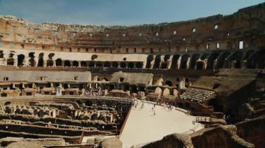 Rome, İtalya - Haziran, 2017: Roma Colosseum içinde. Tilt vurdu