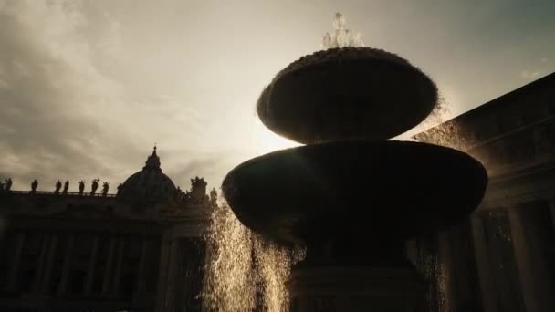 著名的喷泉圣彼得意大利广场与圣彼得教堂的专栏, 在罗马, 意大利. — 图库视频影像