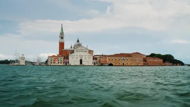 Basilikan och kapell i Venedig. Visa hela bukten — Stockvideo