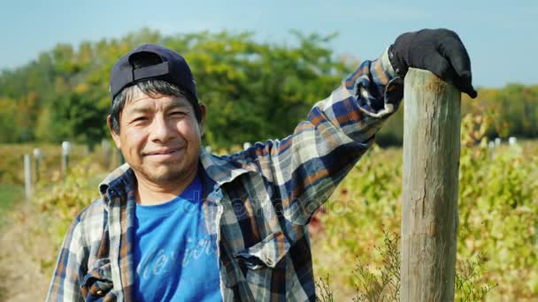 Retrato de un auténtico granjero mexicano. De pie en el campo, mirando a la cámara — Vídeo de stock