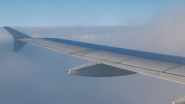 Flygeln av ett litet flygplan i täta moln och en region av turbulens — Stockvideo