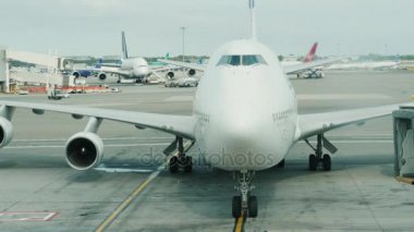 İki katlı dev bir uçağın terminale gelişi. Yavaşça merkeze yaklaşıyoruz.