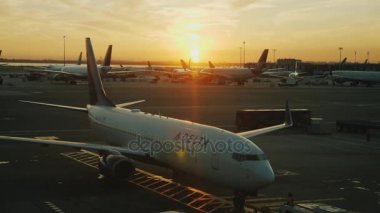 York, Usa, Eylül, 2017: yeni Günbatımı uluslararası Jfk Havaalanı'nda. Havayolu Delta yumruk planı üzerinde