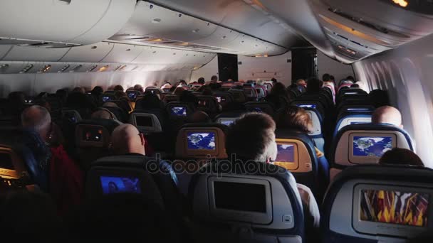 New York, États-Unis, septembre 2017 : À l'intérieur de l'avion de ligne en vol, vue arrière. Rangées de sièges avec passagers — Video