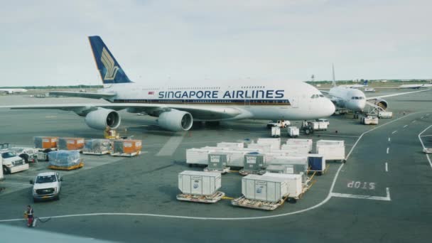 Nueva York, Estados Unidos, septiembre de 2017: gran avión de pasajeros de Singapore Airlines — Vídeo de stock