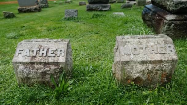 Antiguo cementerio. Dos piedras con las inscripciones de la madre y el padre, la tumba de los padres . — Vídeo de stock