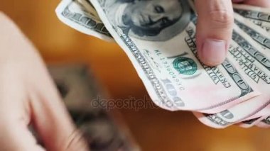 Bir adam tarafından boya hasarlı banknot olup olmadığını denetler. Para biriminin görsel denetleme