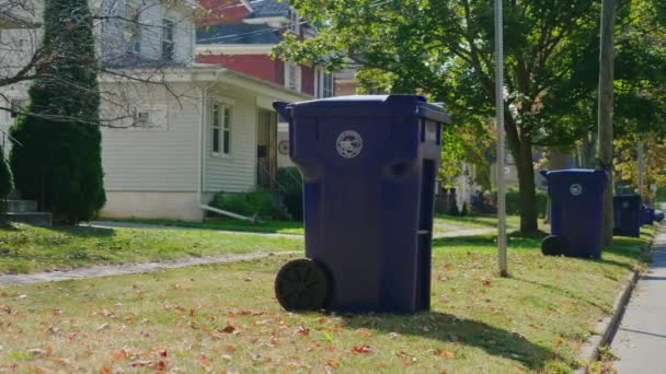 Локпорт, штат Нью-Йорк, США, октябрь 2017 года: Танки для мусора стоят на улице. Типичный американский город, вывоз мусора — стоковое видео