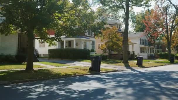 LOCKPORT, Ny, ABD, Ekim 2017: Sokağın çöp öğütücü gün küçük bir Amerikan banliyösünde 's. Yol boyunca orada kapsayıcılar evsel atıklarla birlikte — Stok video