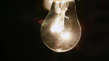 Yavaşça bir ampul aydınlatmak