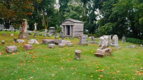 Crypt in the old cemetery on a cloudy day. Steadicam shot — Stock Video