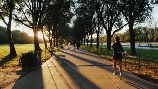 Washington, Dc, Usa října 2017: Lidé jdou do sportu, běh a jezdí na kole. Dlouhá chůze při západu slunce v centru města — Stock video