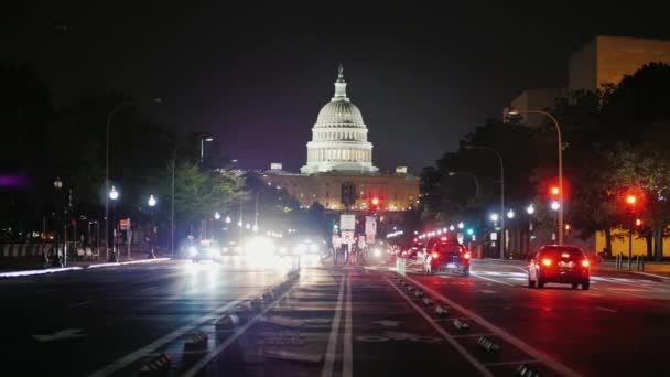 Capitol på natten, trafik-maskiner. Visa från från Pennsylvania Avenue. Washington, Dc — Stockvideo