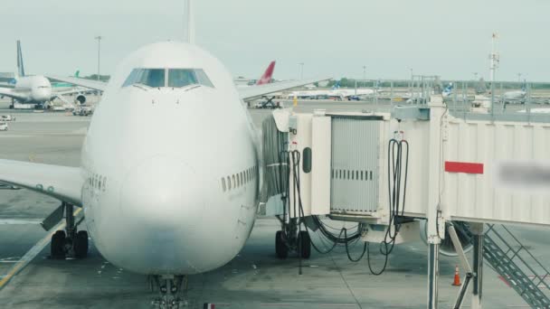 Junte-se à escada para um grande avião. Chegada do avião ao aeroporto — Vídeo de Stock