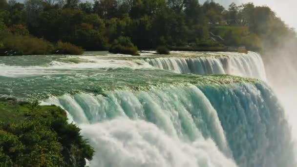 Meeuwen wervelen over de ongelooflijke Niagara Falls. Uitzicht vanaf de Amerikaanse kust. 4k 10 bit video — Stockvideo