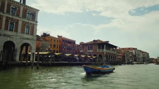 Гондолы и катера плавают на знаменитом Большом канале в Венеции — стоковое видео