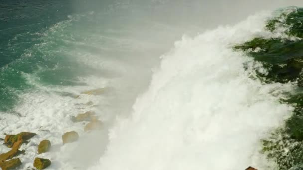 Slow motion video: ongelooflijke waterval van de Niagara Falls, bovenaanzicht — Stockvideo