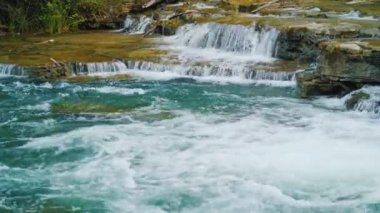 Pitoresk bir kolu Niagara Nehri'nin su kayalar ve rapids akıyor. Bir güzel dağ nehir