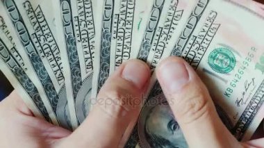 Dikkatle faturaları için 100 YTL olup olmadığını denetler. Banknot ile pembe boya lekeli
