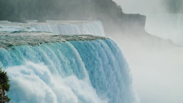 Slow motion 180 fps video: de prachtige Niagara Falls, het water van een prachtige blauwe tint — Stockvideo