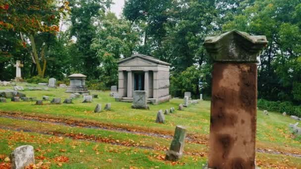 Древний склеп на старом кладбище — стоковое видео