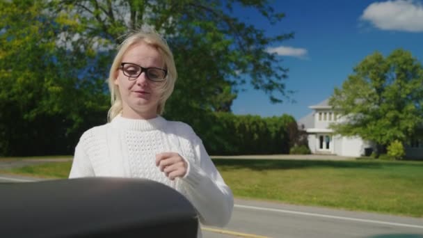 La femme prend le courrier de la boîte aux lettres. Ville de banlieue aux États-Unis — Video