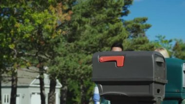 Genç bir çift bir posta kutusundan bir mektup alır. Duygusal sevinirler