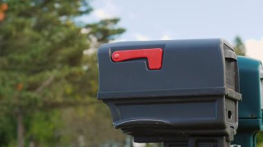 Anonim bir kişiye bir mektup gönderir. O sokakta posta kutusuna koyar ve alarm bayrak yükseltir