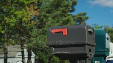 Genç bir çift mektubu posta kutusuna koyar ve alarm bayrak yükseltir. Kolayca e-postalar göndermek