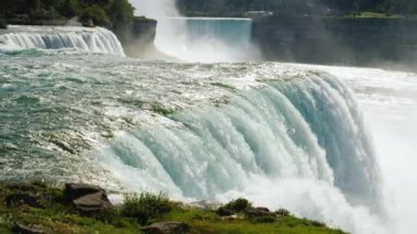 Muhteşem Niagara Falls, arka planda bir Horseshoe Falls parçası. Slow motion video