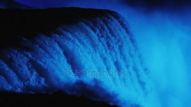 Niagara Falls gece aydınlatma ile. Mavi ışığı yaktı. 4 k ağır çekim video